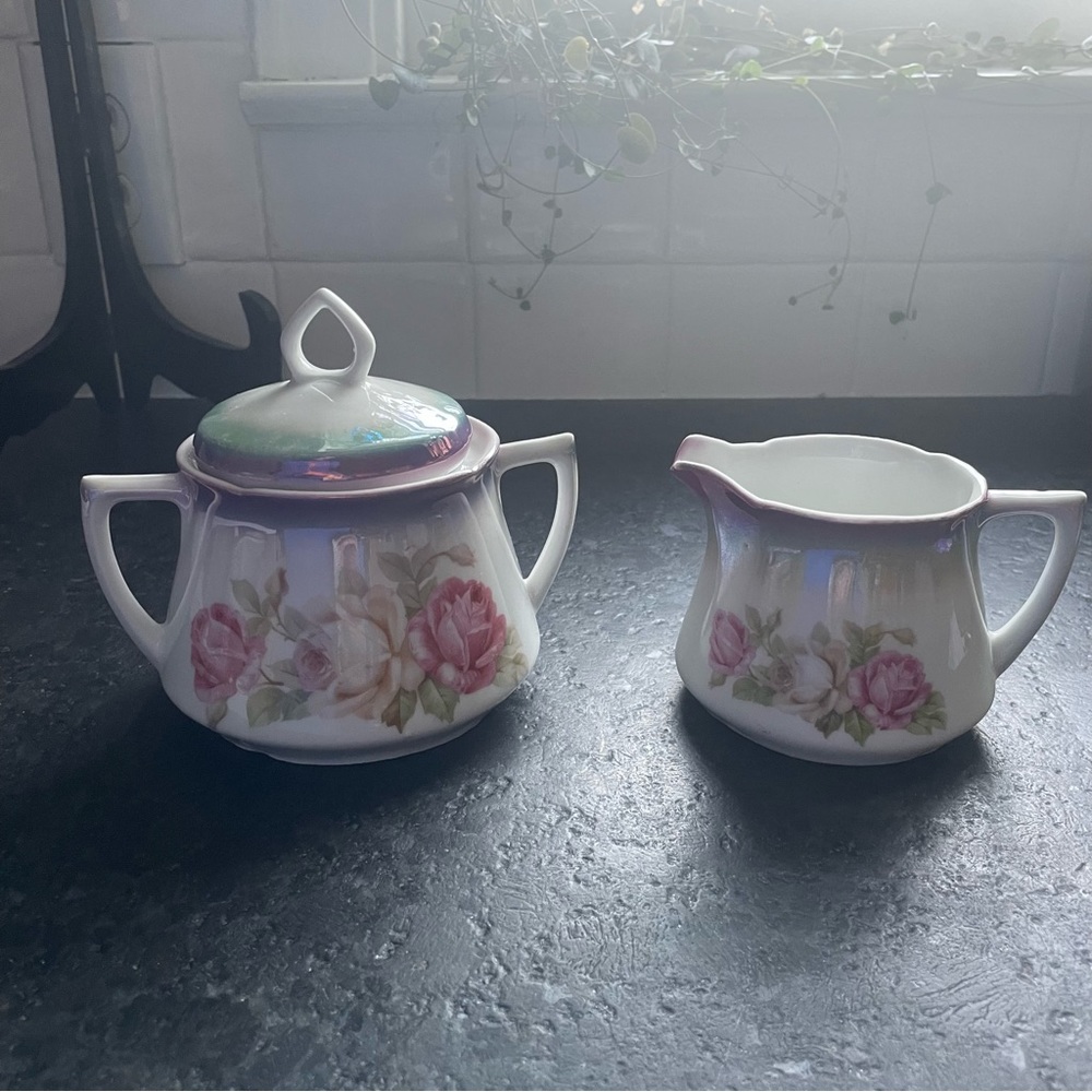 Vintage Leuchtenburg porcelain sugar bowl with a lid.